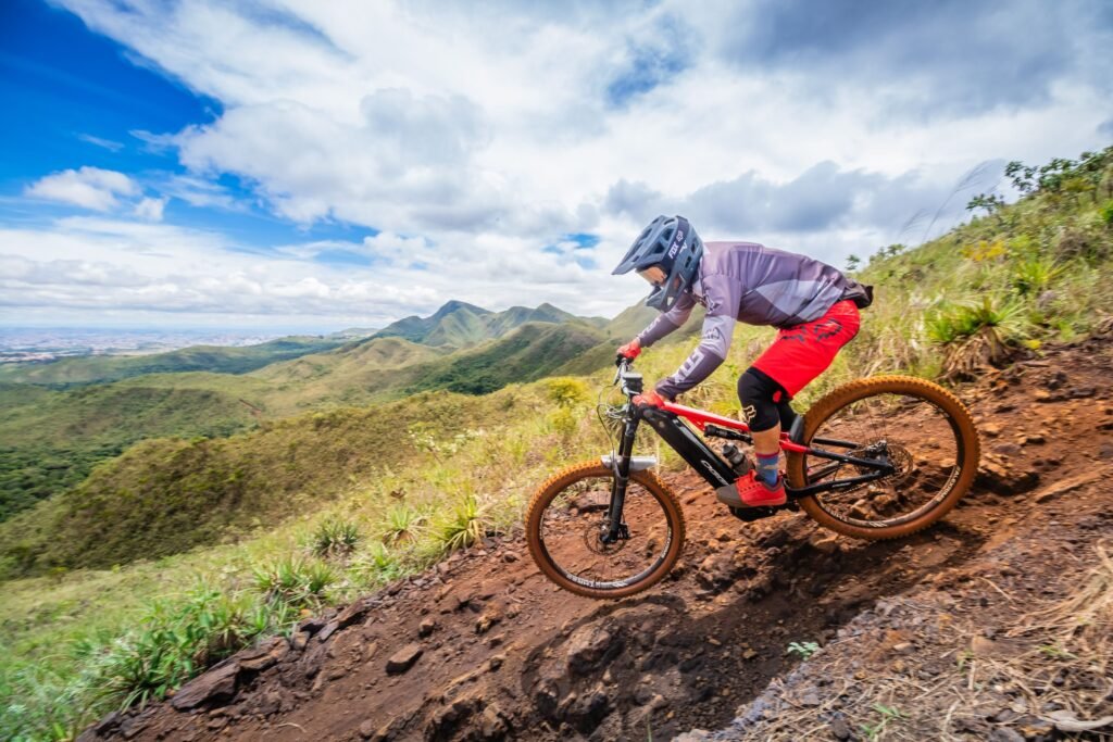Cyclist on a scenic mountain trail in Minas Gerais, Brazil, showcasing adventure and nature.